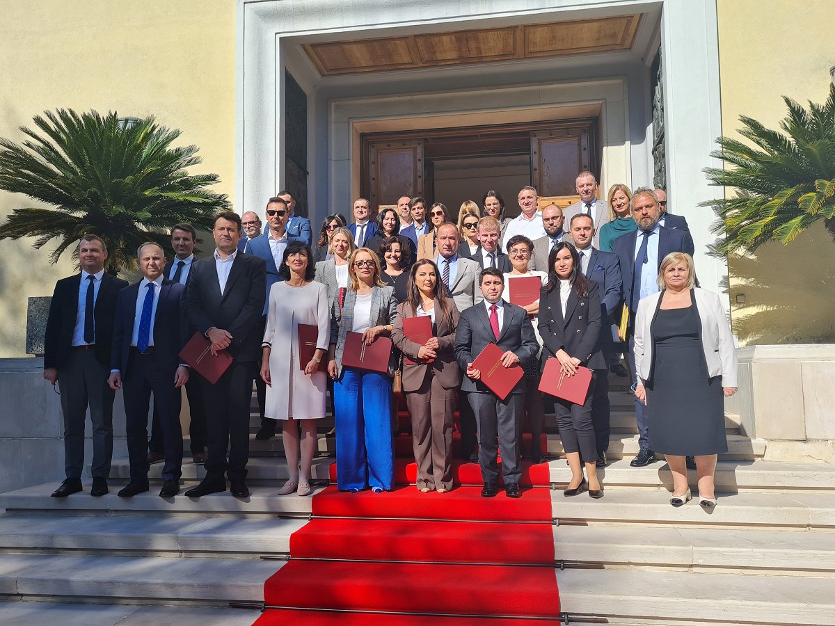 Skupinska fotografija zastopnikov držav članic Mreže organov za revizijo postopkov oddaje javnih naročil v jugovzhodni Evropi 