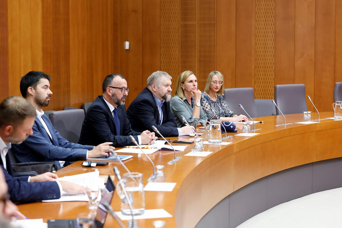 Predsednik Državne revizijske komisije Samo Červek in član Državne revizijske komisije Marko Medved med predstavitvijo Poročila o delu Državne revizijske komisije za leto 2021 (Foto: Matija Sušnik/Državni zbor RS)