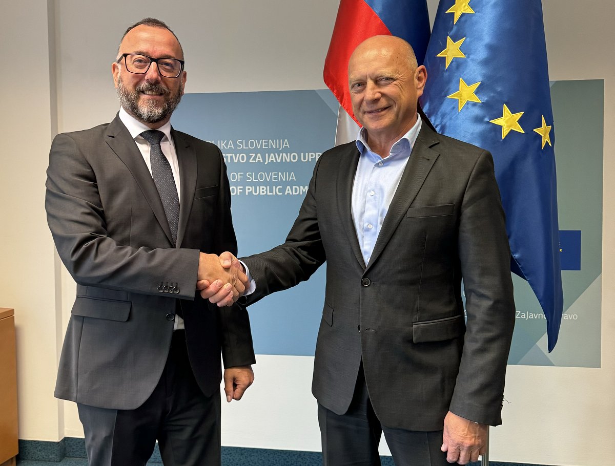 Predsednik Državne revizijske komisije Samo Červek in minister za javno upravo mag. Franci Props