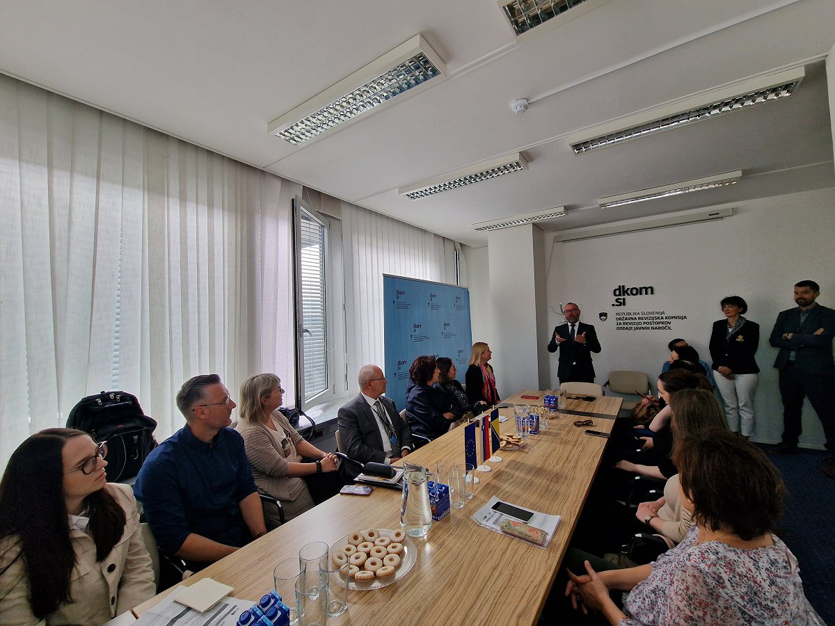 Predstavniki partnerskih lokalnih skupnosti iz Bosne in Hercegovine in predsednik Državne revizijske komisije Samo Červek s člani Državne revizijske komisije